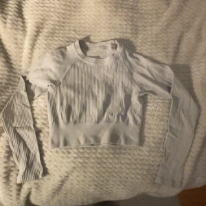 Tränings topp - Säljer en ljus grå tränings topp från Stadium. Använd ett fåtal gånger men är fortfarande i bra skick. I storlek XS