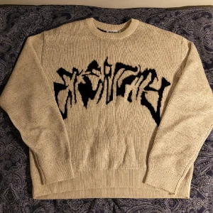 Stickad tröja - Stickad tröja med text från Weekday Tjock tröja som är mjuk på insidan, perfekt nu när det är kallt  Storlek M sitter baggy som M/L Finns det frågor bara skriv :) 