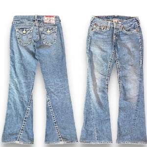 True religion jeans i strl 26💗 är 174 o dom är lite korta på mej🫶🏻 Skriv gärna om ni har några frågor kring elr liknande💗💗