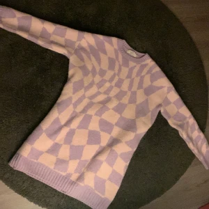 Rosa lila varm tröja. - En fin varm stickad tröja, den är inte så använd och är lite nopprig😸