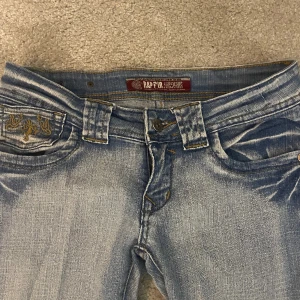 Lågmidjade jeans - Så fina lågmidjade jeans från Rapper. Älskar dessa men de har inte kommit till användning eftersom jag har många blåa jeans. Super bra skick. Skriv för flera bilder.