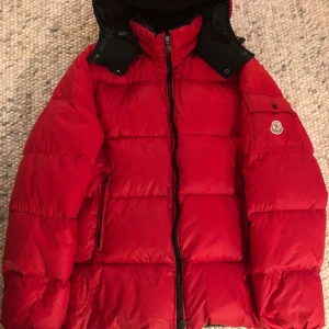 Moncler Bazille - Size 3, använd med vissa slitningar, dock inget som syns på avstånd, äkthetsbevis finns