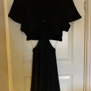 Fin svart klänning från hm i storlek L, tunn med hål i sidorna som sitter uppe med gummi band. Klänningen har använts ett par gången men är fortfarande i väldigt gott skick 