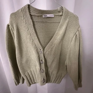 Zara stickad kofta - Jag säljer nu min gröna och fina stickade kofta från Zara! Den är använd någon få gång och är i perfekt skick. Den har inga defekter och passar perfekt till våren och sommaren💗