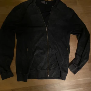 Svart hel zip - Tjena! Säljer nu min svarta hel zip. Tröjan har väl omhändertagen och har endast legat i min garderob. Hör av er vid frågor eller funderingar!