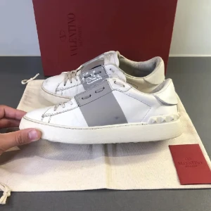 Valentino skor - Säljer ett par vit/grå Valentinos skor som tyvärr inte kommer till användning nåt mer. Fint skick men självklart använda 🩷