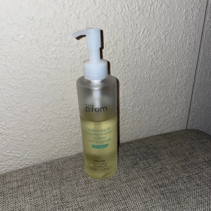 Oljerengöring  - Säljer Make P:rem Safe Me Relief Moisture Cleansing Oil eftersom den ej funkade för min hy. Det är ca 2/3 kvar, tänkte kolla om nån vill köpa istället för att bara slänga🤗nypris 329kr