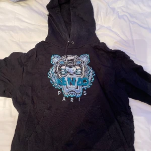 Kenzo hoodie - Säljer nu min feta kenzo hoodie för har ingen användning av den längre. Inget fel på den bara använd så skulle säga 9/10. Fråga på vid intresse och pris kan diskuteras. Org pris 3499