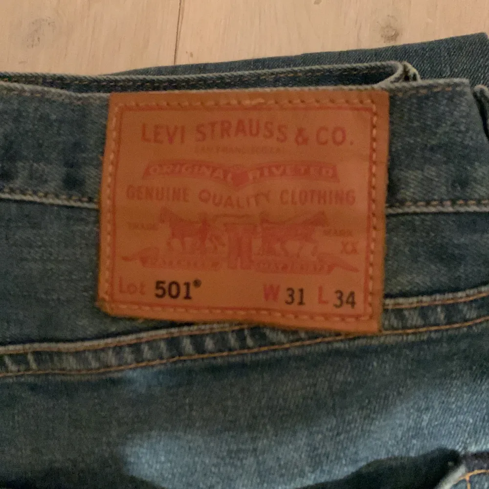 Säljer dessa Levis 501(30/34) till ett riktigt bra pris. Jeansen är endast använda 10 ggr, köptes på Levis butiken på Väla. . Jeans & Byxor.