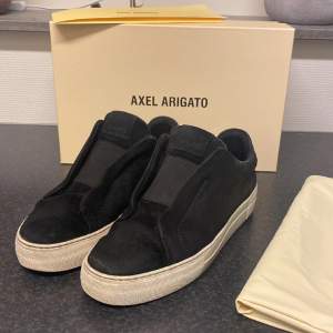 Säljer dessa riktigt snygga Arigato 360 Laceless! Köpta för ungefär 2600kr och dem är i storlek 42 EU. Riktigt bra cond på både skorna och box. Dustbag och allt og medkommer!🥂🤩