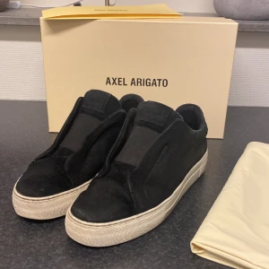 Arigato’s - Säljer dessa riktigt snygga Arigato 360 Laceless! Köpta för ungefär 2600kr och dem är i storlek 42 EU. Riktigt bra cond på både skorna och box. Dustbag och allt og medkommer!🥂🤩