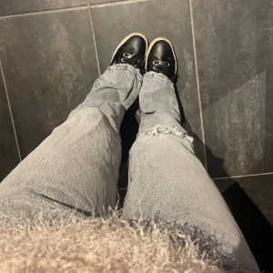 Jeans - Jeans från Zara slits på knäna och även en slits nere vid fötterna!