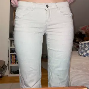 Ljusa H&M jeans! Så sköna men är lite för små för mig tyvärr. Midjemått 70, innerben 79 cm 