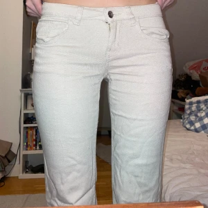 ljusa jeans  - Ljusa H&M jeans! Så sköna men är lite för små för mig tyvärr. Midjemått 70, innerben 79 cm 