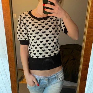 tröja med hjärtan - supersöt kortärmad tröja med hjärtan på bra 💕bra skick 