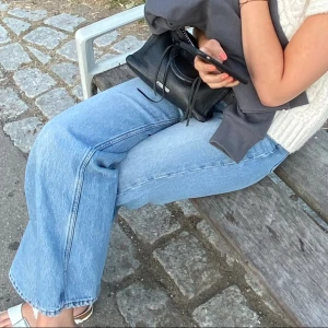 Blåa raka jeans  - Säljer dessa snygga högmidjade och raka jeansen från monki, använt supermycket men inte längre tyvärr! 
