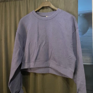 Sweatshirt  - Aldrig använd lappen kvar, mycket fin marinblå sweatshirt (bilden visar fel färg)
