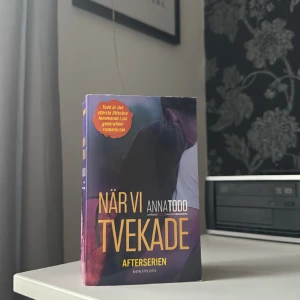 När vi tvekade - Boken från Anna Todd, när vi tvekade. På svenska. Står bara i min bokhylla, läst den en gång.