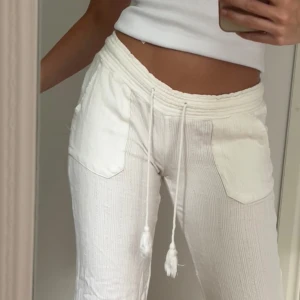 Byxor - Lågmidjade mjukisbyxor från Roxy. Så mjuka och sköna. Tyvärr lite korta på mig som e 172. Innerben 80, midja 36🫶🏼💖  Sista bilden lånad