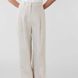 Linnebyxor Stylein Sibel  - Fantastiskt fina linnebyxor från Stylein i modellen Sibyl säljes. Beige färg. Strl: XL  Helt ny med prislapp. 