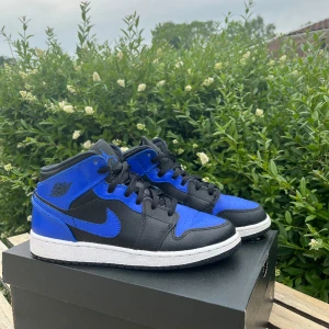 Air Jordan 1 Mid ”Hyper Royal” - Jag säljer mina skit snygga jordans eftersom de tyvärr inte kommer till användning längre. Skorna är i super fint skick och knappt använda. Originalkartong ingår. För fler bilder och mer info skriv privat till mig.