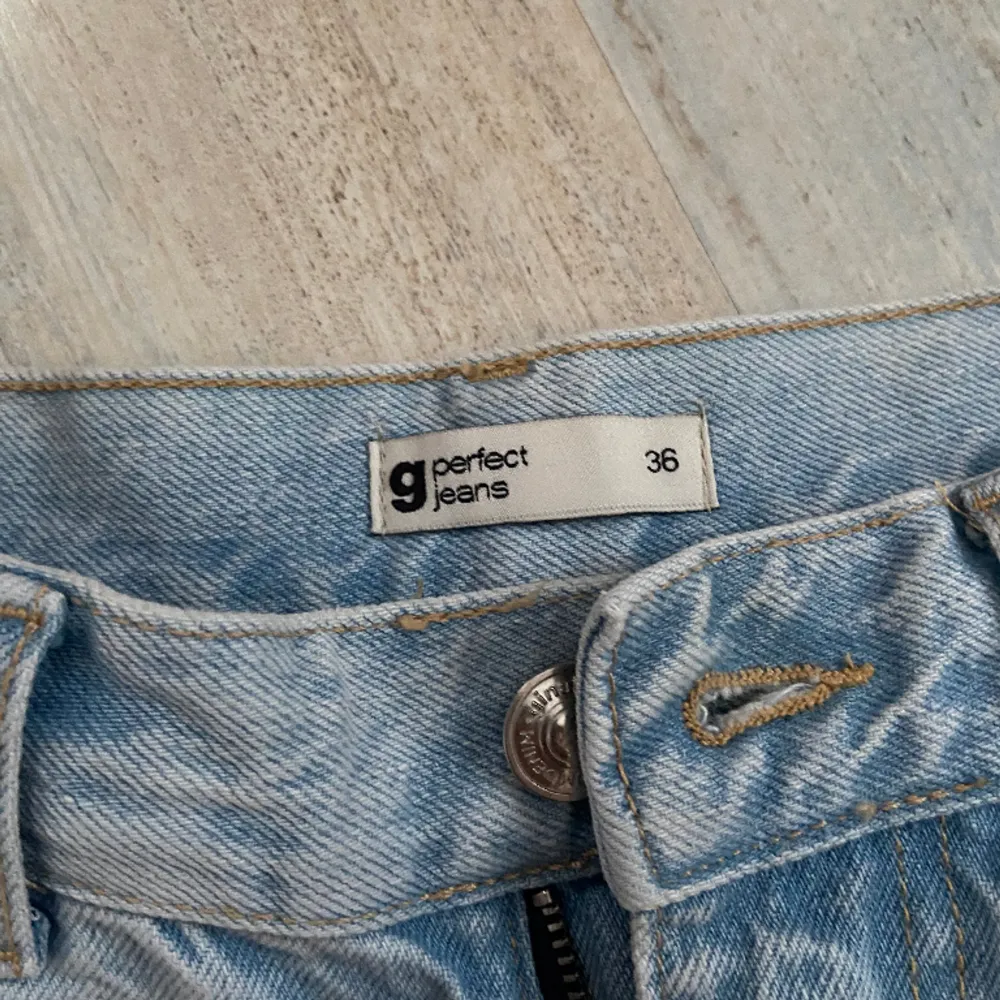 Säljer dessa jeans ifrån Gina tricot, i superfin blå färg. Säljer pga att dem inte kommit till användning. Dem är omvända och i väldigt fint skick💗. Jeans & Byxor.