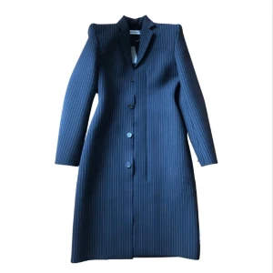 Balenciaga kappa  - En helt otrolig och vacker kappa från Balenciaga som jag tyvärr måste sälja då den är för liten för mig.  Oanvänd med tags  Köpt på Vestiaire Collective Väldigt mörk blå med kritstrecksränder Kommer med galge, mjuk vadderad innekropp som håller strukturen