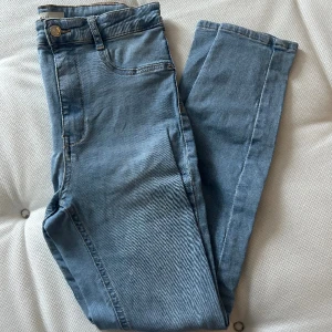 Ljusblåa jeans - Säljer ett par ljusblåa jeans från Gina Tricot med modellen ”MOLLY”, använda fåtal gånger.