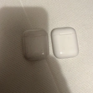 AirPods case  - Den ena är väldigt fläckig på utsidan av någon konstig anledning tror de blev så när de låg i min ficka och de regnade,men funkar fortfarande.Inga AirPods i nån av de bara casen.100kr för den skadade (fullt funktionell) och 500 för den andra(nyskick)