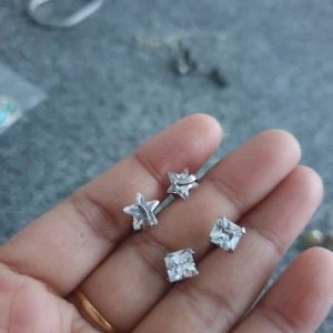 Supersnygga örhänge i äkta silver  - Äkta silver örhänge mycket fint skick som ny.  240kr både par i butiken kostar mer än 500kr 