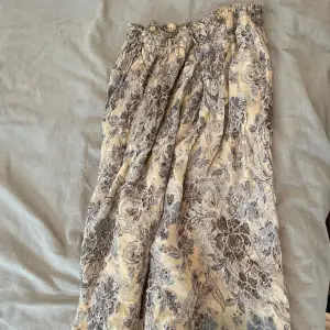 Säljer en jätte söt lång kjol som inte kommer till användning 