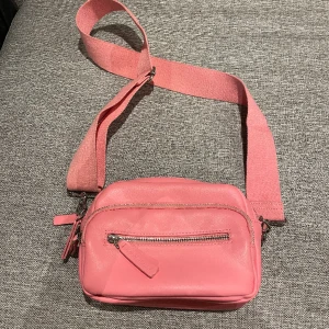 Rosa Handväska Carin Wester  - En rosa handväska med tre fack. Från Carin Wester. Inga defekter på väskan🫶 kom gärna privat för frågor 💗