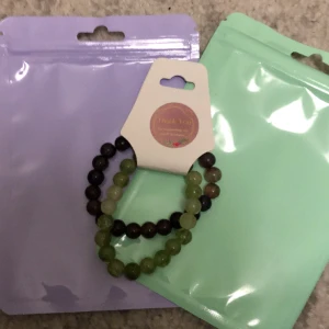 Armband  - Jättefin armband !! Färg mörk lila och ljus grön armband 