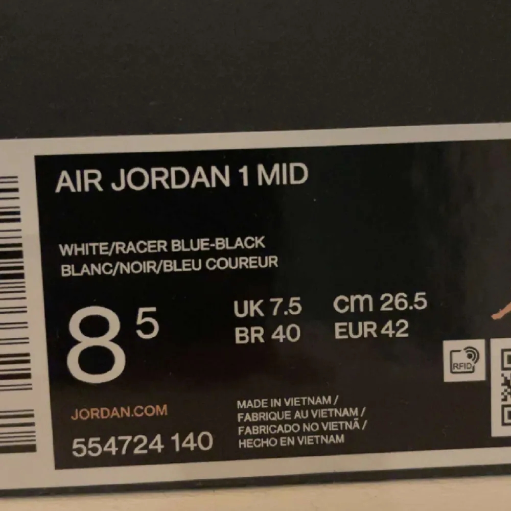 Air Jordan 1 Mid, svart blå och vita. Skick 9/10 all OG. . Skor.