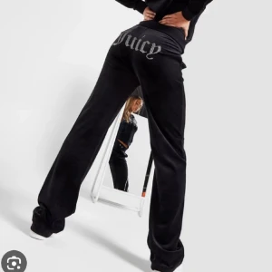 Juicy Couture set - Säljer mitt juicy couture set som jag köpte i höstas men har bara används 2ggr. Byxorna är i storlek XS och tröjan i M men passar mig som vanligtvis bär s-m/36-38.  Säljes helst i par men kan tänka mig sälja separat.  Hela setet-1200 Byxor-600  tröja-700