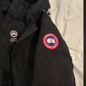 Canada  - Bra skick på jackan passar som i storlek s Det är bara att skriva om mer bilder 