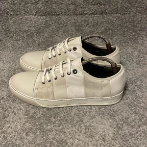 Lanvin skor - Tja! Säljer nu dessa extremt sällsynta och unika lanvin skorna i vit färg (Mocka/läder). Köpt för: 5000+. Säljer för: 1659. Skicket på skorna är 8/10, lite creasing men inget som syns när man använder dom! STRL 44 passar 45. Mvh EBRESELL 