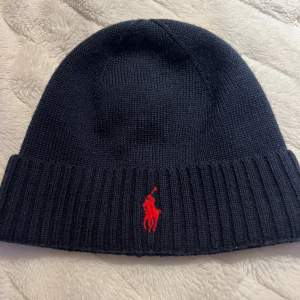 Blå Polo Ralph lauren mössa,  i färgen hunter navy. Merino ull. Sparsamt använd, i nyskick 