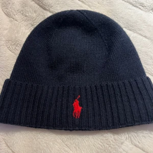 Polo Ralph lauren  - Blå Polo Ralph lauren mössa,  i färgen hunter navy. Merino ull. Sparsamt använd, i nyskick 