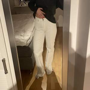 As snygga vita jeans från zara!🤩 Höga i midjan men går att kasa ner beroende på hur man vill de ska sitta! Långa i benen på mig som är 176😍😍