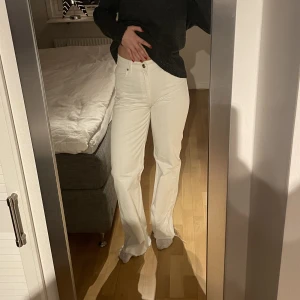 Jeans - As snygga vita jeans från zara!🤩 Höga i midjan men går att kasa ner beroende på hur man vill de ska sitta! Långa i benen på mig som är 176😍😍