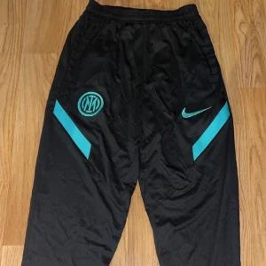 Nike Inter Milan tracksuit - Den är helt ny och är bara testad. Den passade inte mig så jag lägger up den jär. Hör av er för mer frågor.