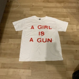 A GIRL IS A GUN T-Shirt - Skit najs t shirt säljer bara för den är för stor på mig den är storlek M den är inte äkta