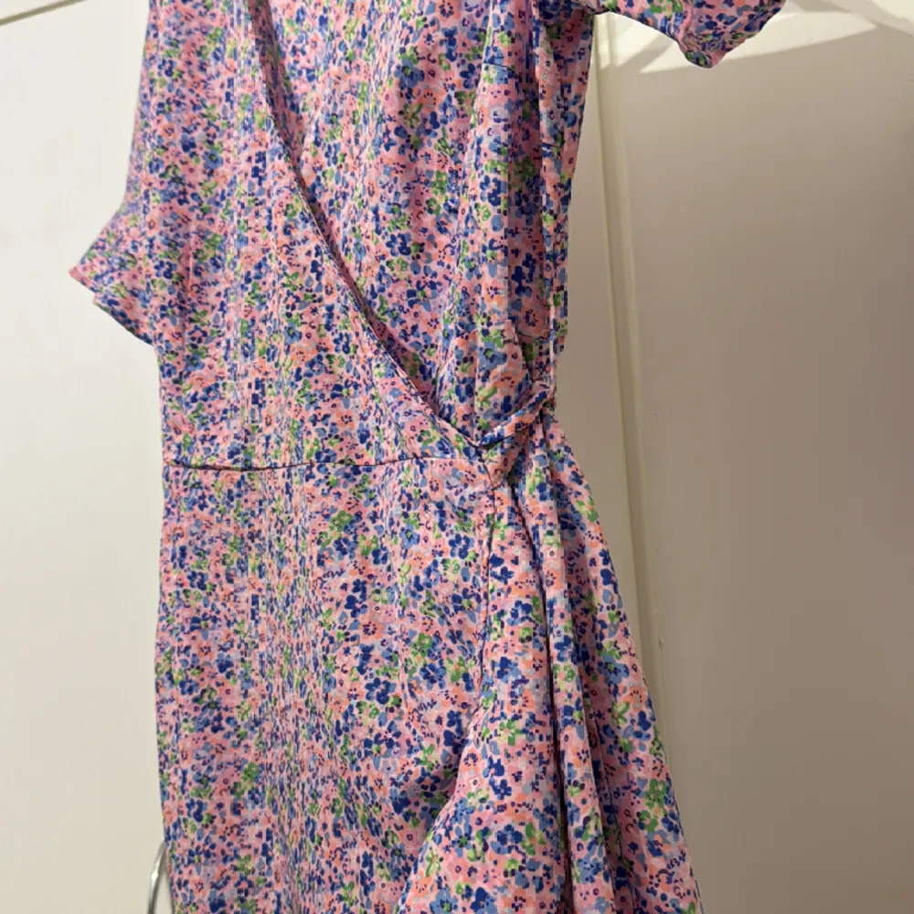 Denna klänningens tyg är väldig bra och den har stil,du kommer inte ångra dig! 😍Denna klänningen är ungefär 92 cm lång!. Klänningar.