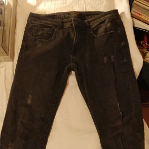 Denimlab svarta jeans - W32 L34. Designat slitage (se bild) 