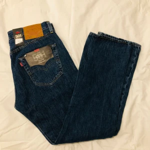Levis 501 Jeans  - Nya Levis 501, prislappar och etiketter sitter kvar, blåa, Strl 32/30. Nypris 899:-, säljes för 450 kr.