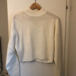 Stickad tröja - Tunt stickad tröja som är helt oanvänd! Skriv privat vid frågor!❤️ Pris kan diskuteras