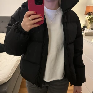 Pufferjacket  - Säljer denna snygga jacka utan luva från junkyard då den inte kommer till användning längre. Som nyskick. Den är i storlek Small. Pris: 400kr + frakt 