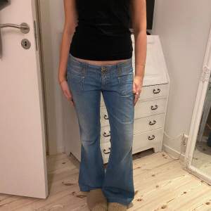 Coola blå utsvängda jeans som passar till mycket! Har vanligtsvis s/m i byxor. Skriv för fler bilder eller frågor:)