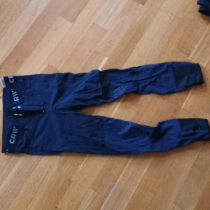 Ridbyxor från CRw - Ridbyxor från CRW Hööks. Helskodda med bra grepp och i bra skick. 